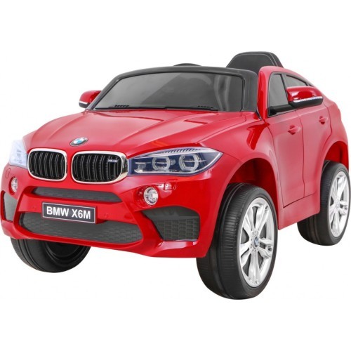 Автомобиль BMW X6M, окрашенный в красный цвет