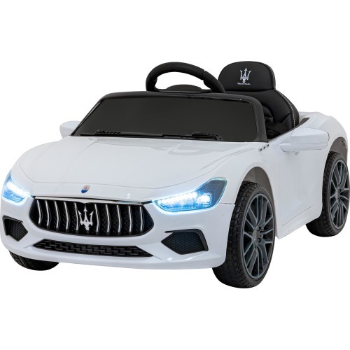 Автомобиль Maserati Ghibli белый
