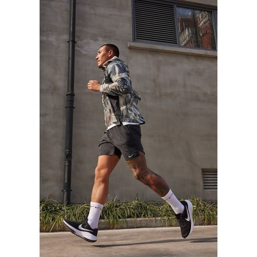 Nike Revolution 7 vīriešu apavi Black White FB2207 001
