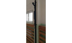 Tinklinio stovai tvirtinami prie sienos