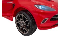 Электромобиль Aston Martin DBX, красный