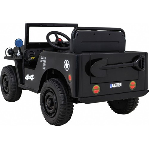 Retro militārais transportlīdzeklis, melns