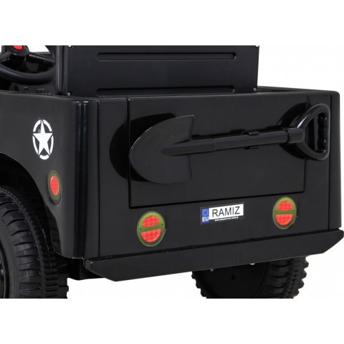 Retro militārais transportlīdzeklis, melns