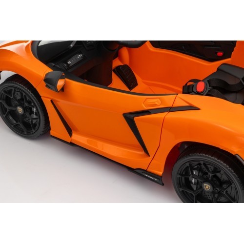 Электромобиль Lamborghini Revuelto, оранжевый