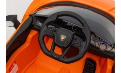 Электромобиль Lamborghini Revuelto, оранжевый