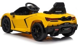 Электромобиль Lamborghini Revuelto, жёлтый