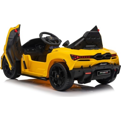 Электромобиль Lamborghini Revuelto, жёлтый