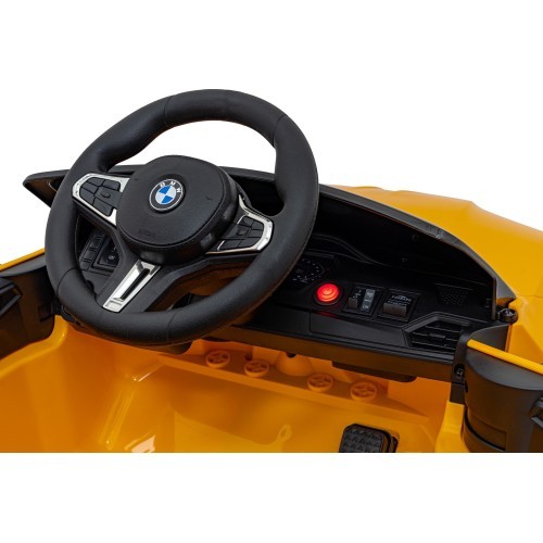 Электромобиль BMW M4, жёлтый