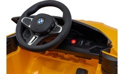 Электромобиль BMW M4, жёлтый
