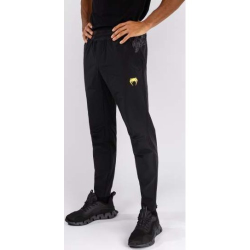 Sporta bikses Venum x Topuria Unmatched Edition - melna/zelta