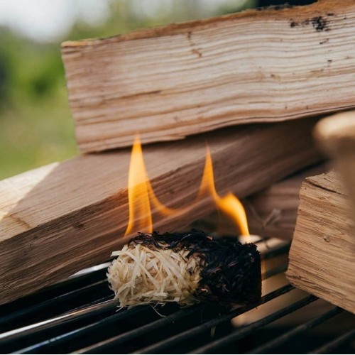 Ecological firelighters with wood wool