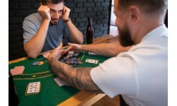 Набор для покера Blackjack, 500 фишек, 2 колоды карт, кости, игровой коврик, запирающийся кейс