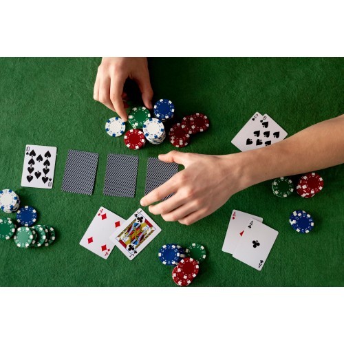 Blackjack pokera komplekts, 500 žetoni, 2 kāršu kavas, kauliņi, spēles paklājs, aizslēdzams futrālis
