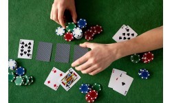 Blackjack pokera komplekts, 500 žetoni, 2 kāršu kavas, kauliņi, spēles paklājs, aizslēdzams futrālis