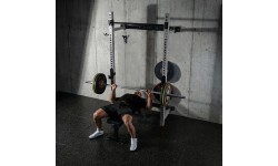 Pie sienas stiprināms bīdāms spēka statīvs ar soliņu KLT34 pelēks HMS Fitness