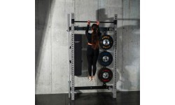 Pie sienas stiprināms bīdāms spēka statīvs ar soliņu KLT34 pelēks HMS Fitness