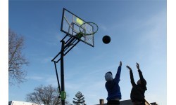 Iegremdējamais basketbola statīvs EXIT Galaxy, taisnstūra polikarbonāta (PC) vairogs