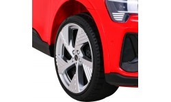 Elektromobilis Audi E-Tron Sportback, sarkans