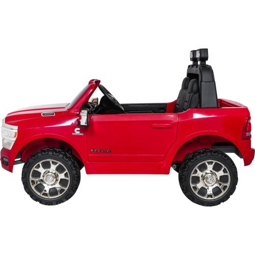 RAM 3500 sarkans elektromobilis