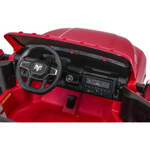 RAM 3500 sarkans elektromobilis
