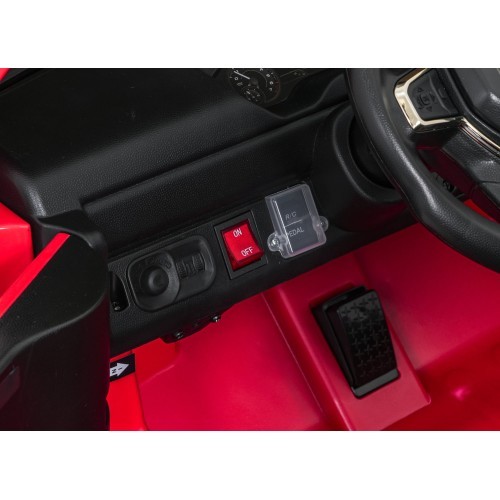 RAM 3500 sarkans elektromobilis