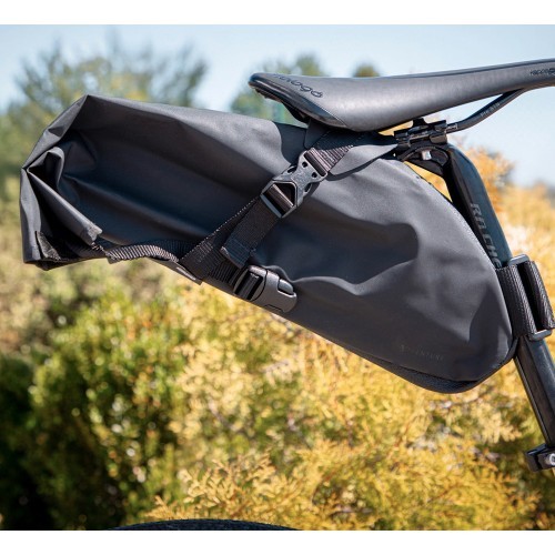 Sēdekļa soma FORCE Adventure L // 5 L (melna)