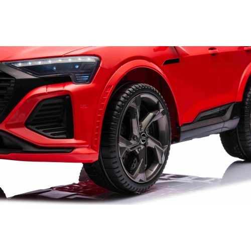 Elektromobilis Audi SQ8 sarkans