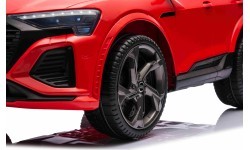 Электромобиль Audi SQ8 красный