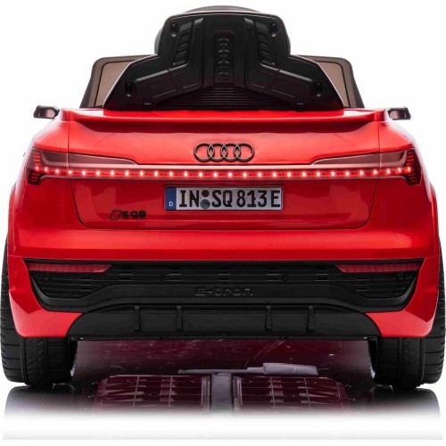 Elektromobilis Audi SQ8 sarkans
