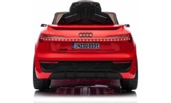 Elektromobilis Audi SQ8 sarkans