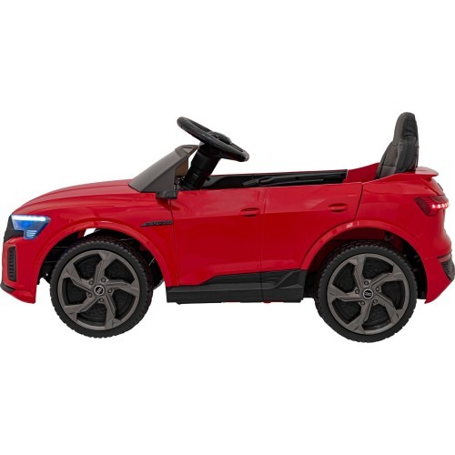 Elektromobilis Audi SQ8 sarkans