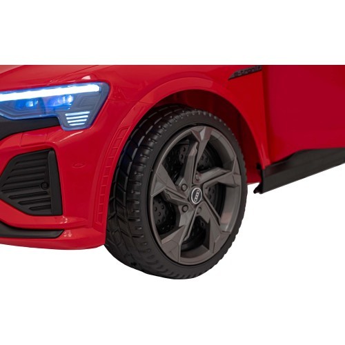 Elektromobilis Audi SQ8 sarkans