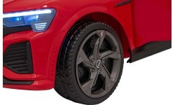 Elektromobilis Audi SQ8 sarkans