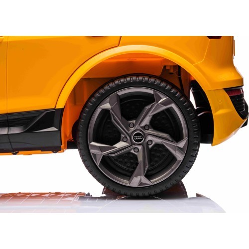 Электромобиль Audi SQ8, жёлтый