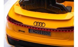 Elektromobilis Audi SQ8, dzeltens