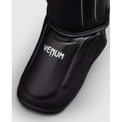 Venum Stealth apakšstilbu aizsargi – melni/balti