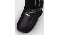 Venum Stealth apakšstilbu aizsargi – melni/balti