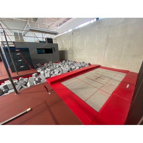 Liels iebūvējams batuts ar 13x13 mm neilona tīklu 426 x 213 cm