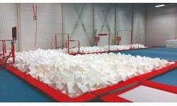 SUSPENDED SUNKEN LANDING PIT WITH FOAM CUBES (*)