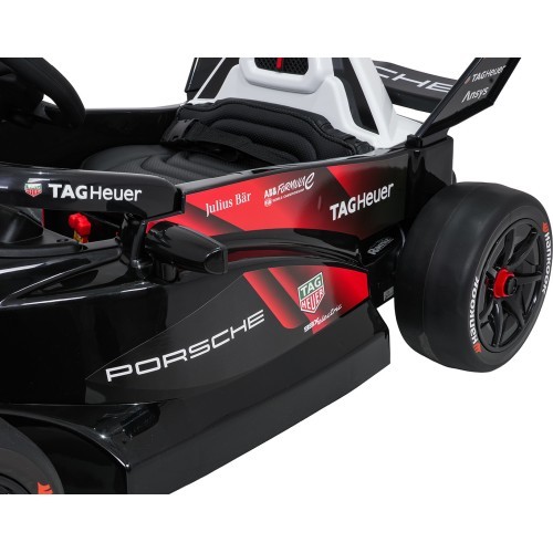 Электромобиль Porsche Formula E, красный