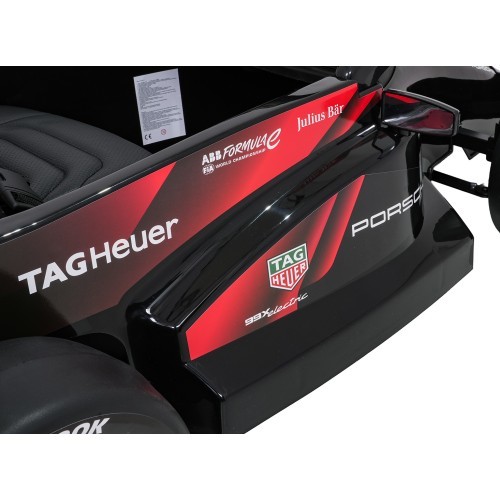 Электромобиль Porsche Formula E, красный