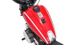 Elektriskais motocikls BMW R18, sarkans
