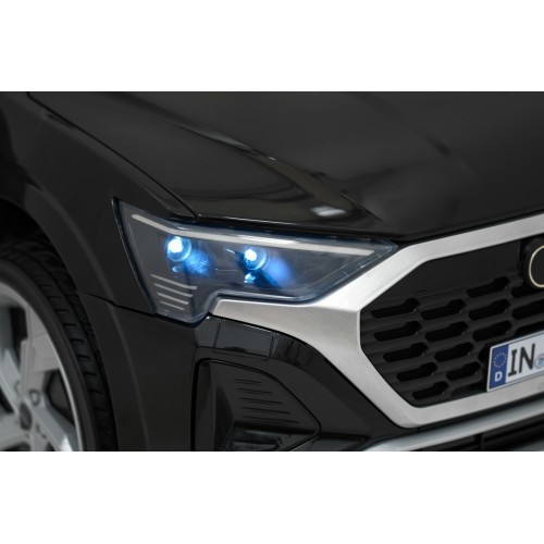 Elektromobilis Audi SQ8, melns