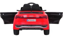 Elektromobilis Audi SQ8, sarkans