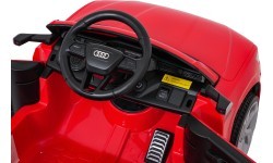 Электромобиль Audi SQ8, красный