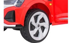Электромобиль Audi SQ8, красный