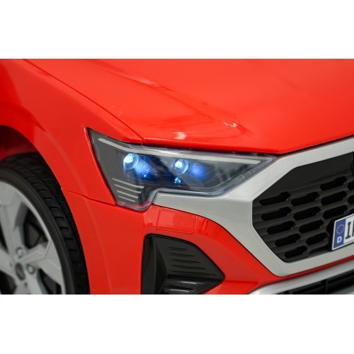 Электромобиль Audi SQ8, красный