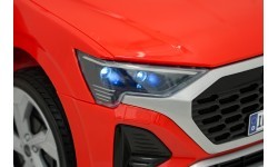 Elektromobilis Audi SQ8, sarkans
