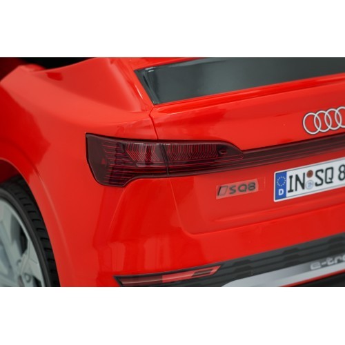 Электромобиль Audi SQ8, красный