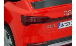 Elektromobilis Audi SQ8, sarkans
